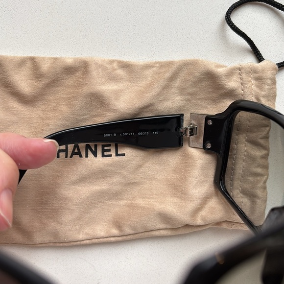 Chanel Black Oversized Sunglasses with Logo - Picture 7 of 9